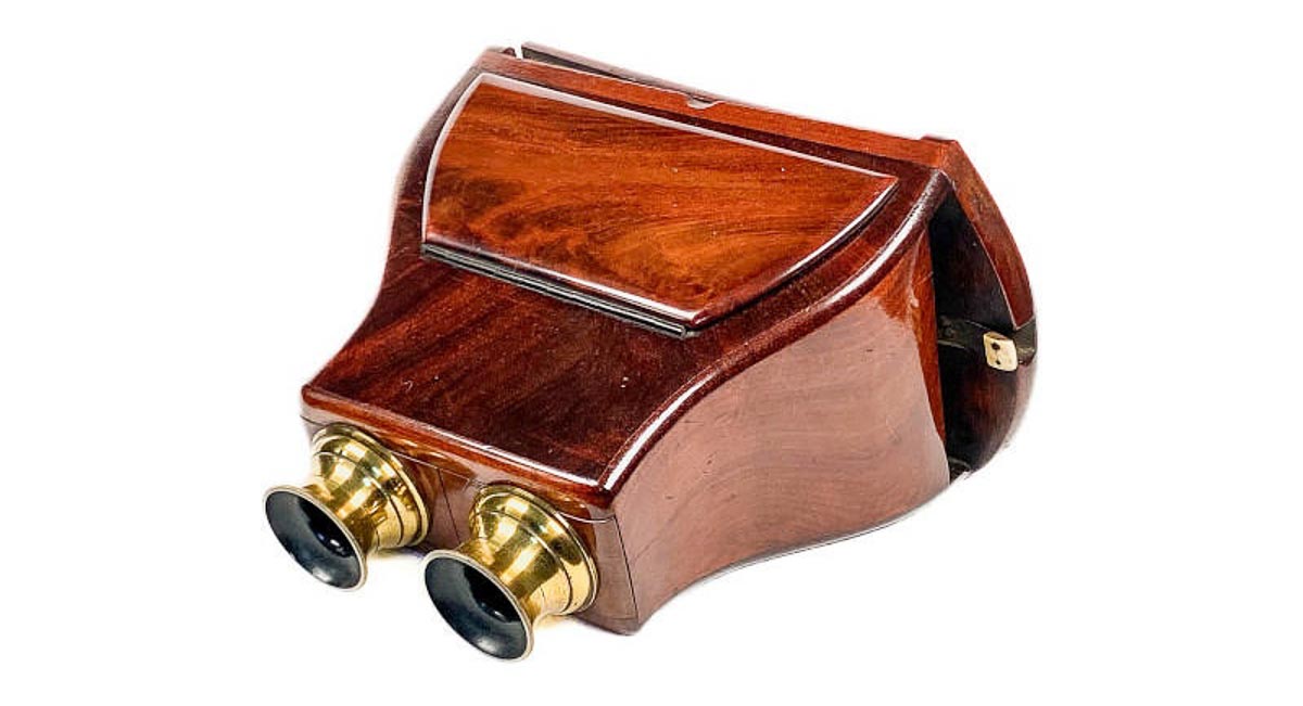 Brewster-type stereoscope with curved side panels Brewster-type stereoscope with curved side panels