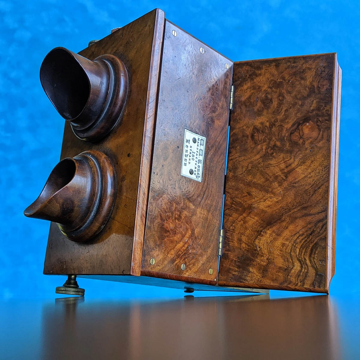 Stereoscope with trumpet-shaped oculars, Rouch, England Stereoscope with trumpet-shaped oculars, Rouch, England