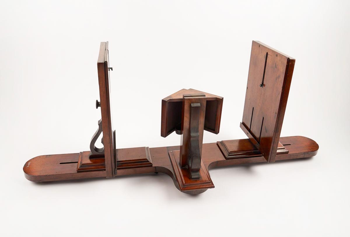 Reflecting stereoscope originally used by Sir Charles Wheatstone, c. 1850 Reflecting stereoscope originally used by Sir Charles Wheatstone, c. 1850